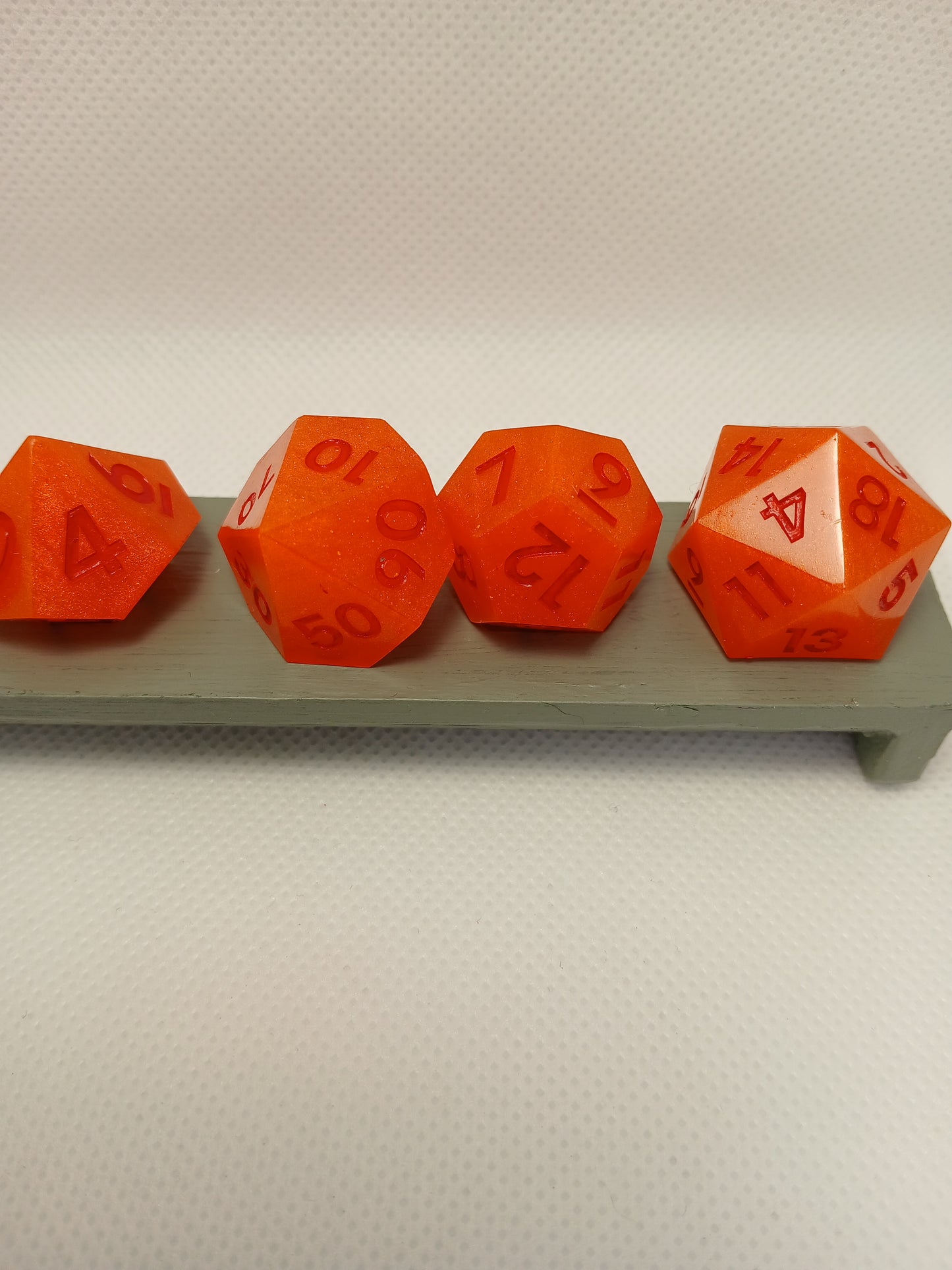Dice set. Orange med orange siffror