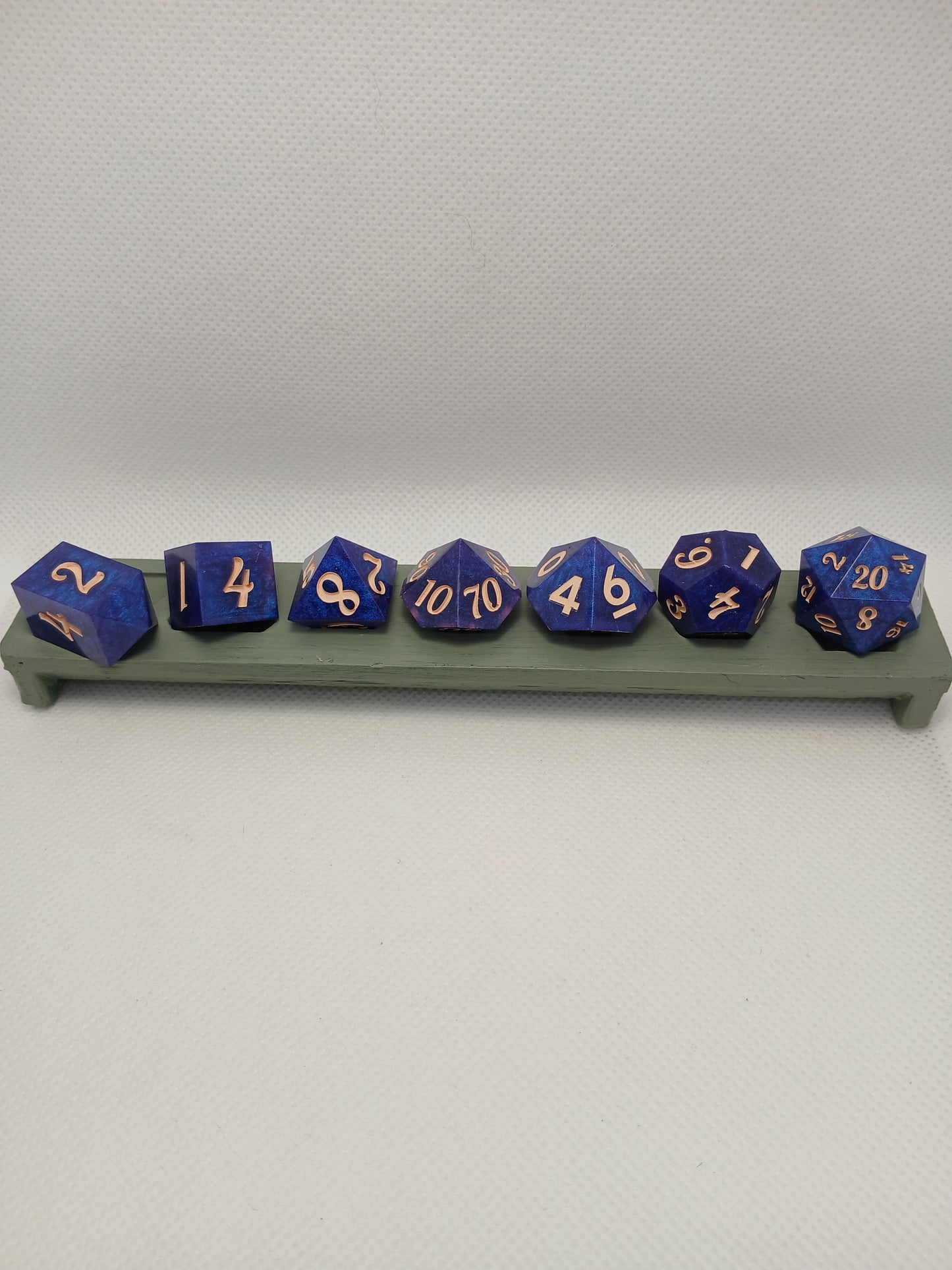 Dice set. Blå med beige siffror.