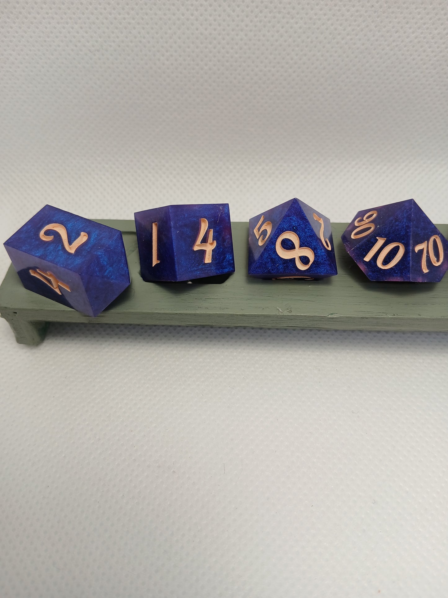 Dice set. Blå med beige siffror.