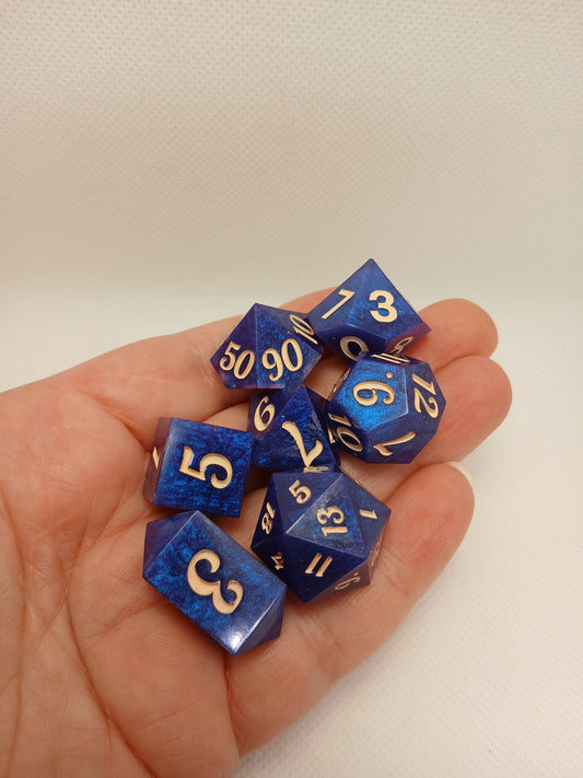 Dice set. Blå med beige siffror.