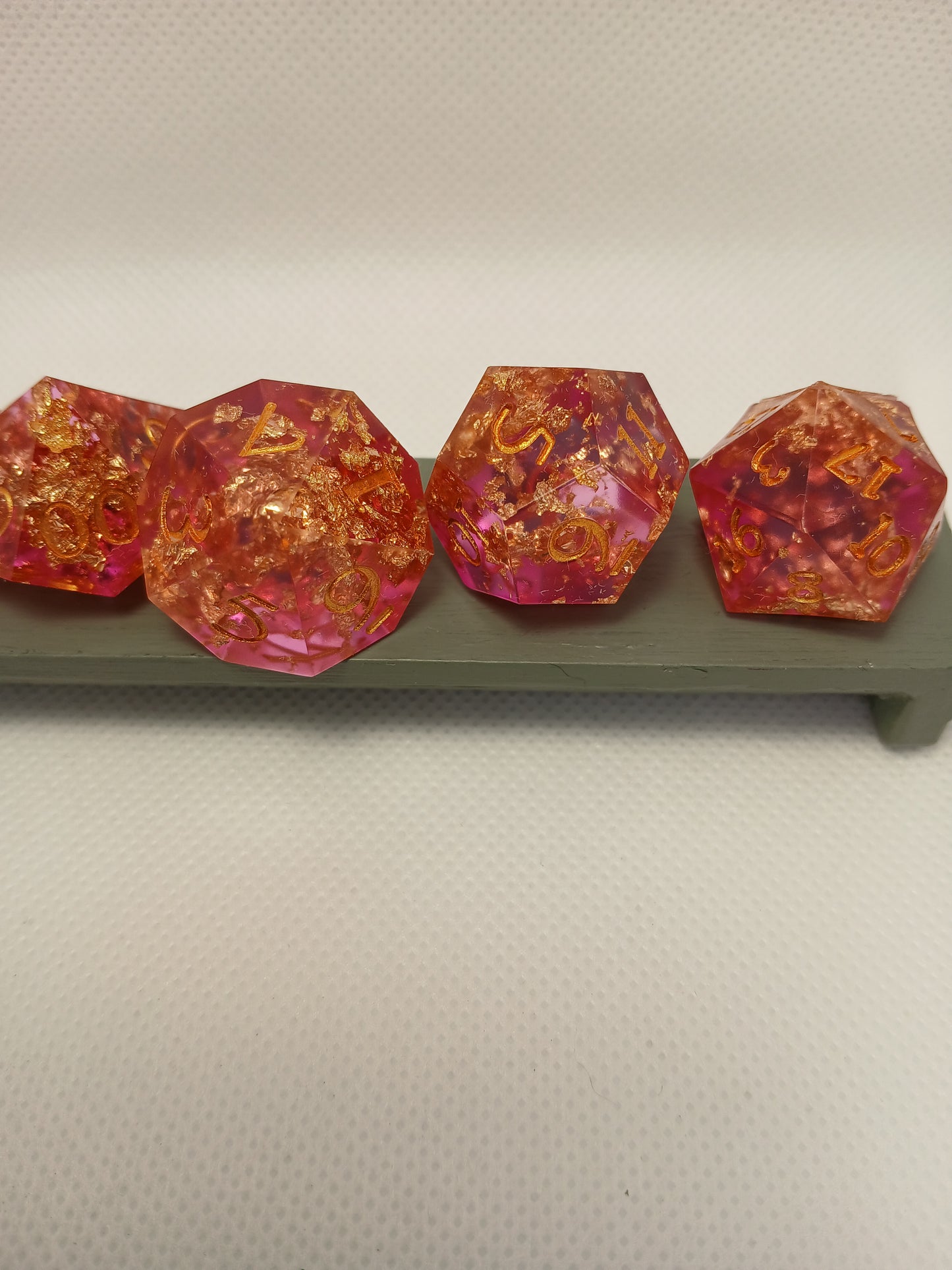 Dice set. Rosa med guld siffror.