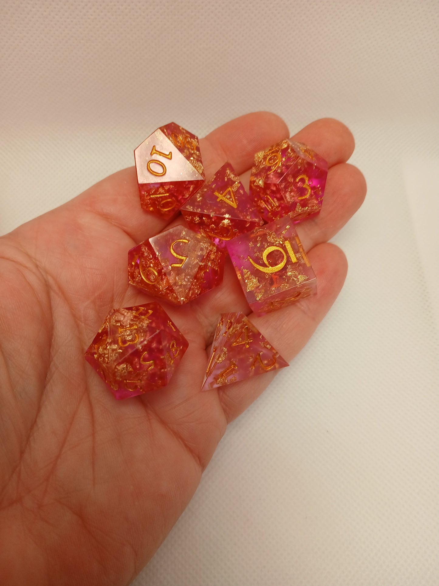 Dice set. Rosa med guld siffror.