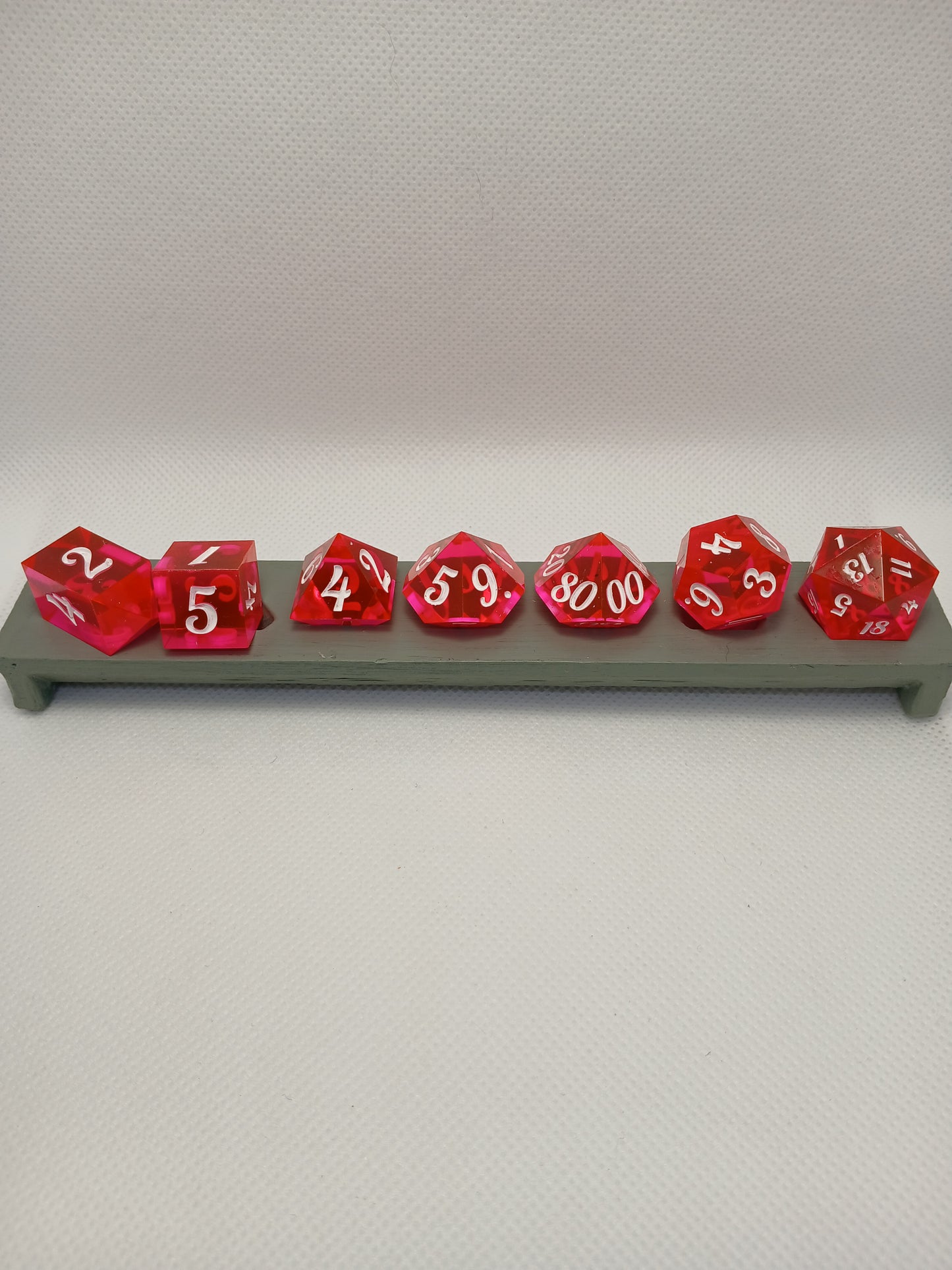 Dice set. Rosa med vita siffror.