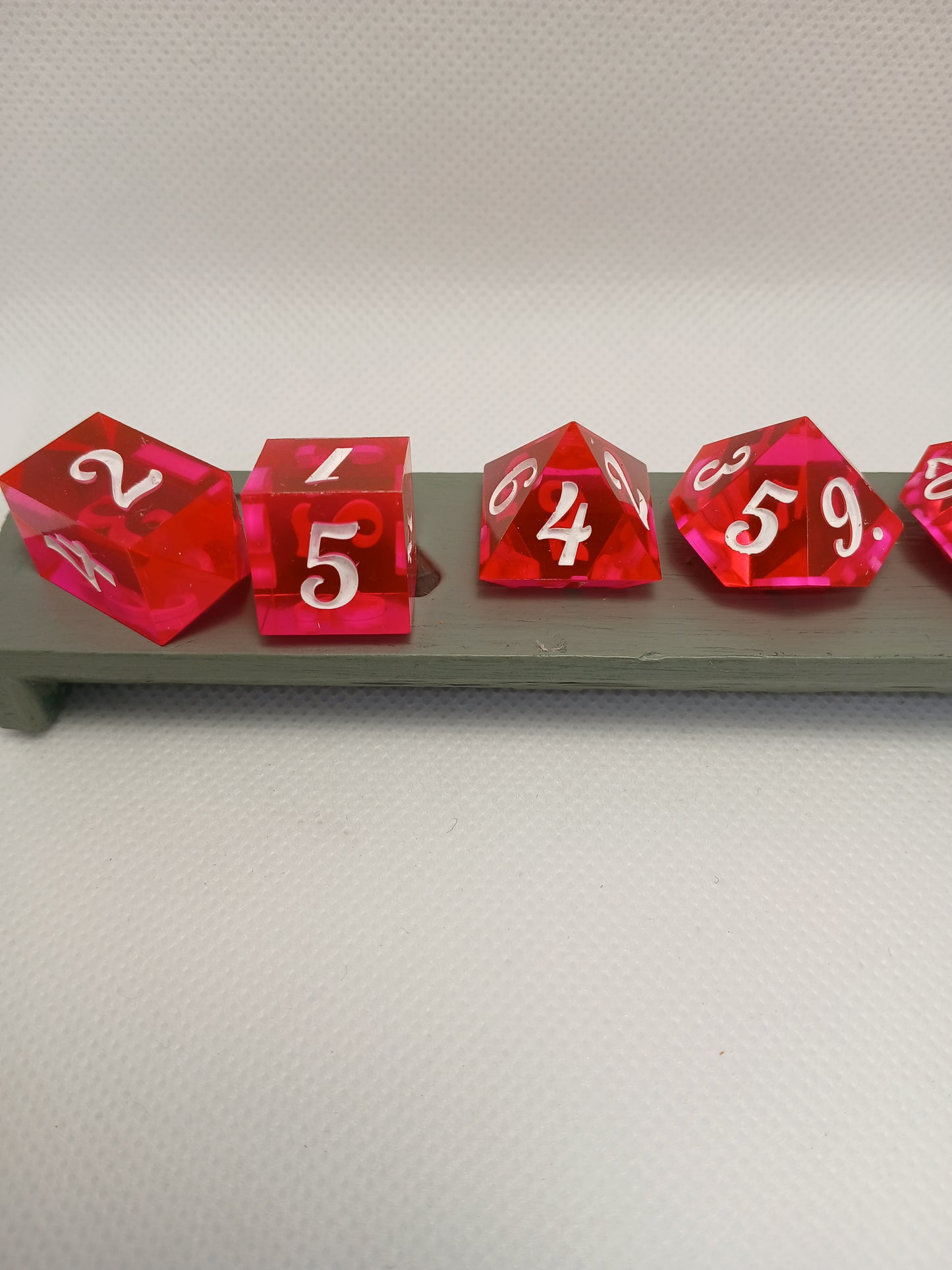 Dice set. Rosa med vita siffror.