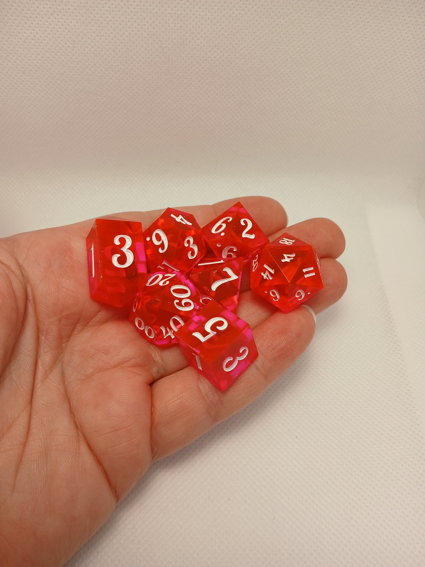 Dice set. Rosa med vita siffror.