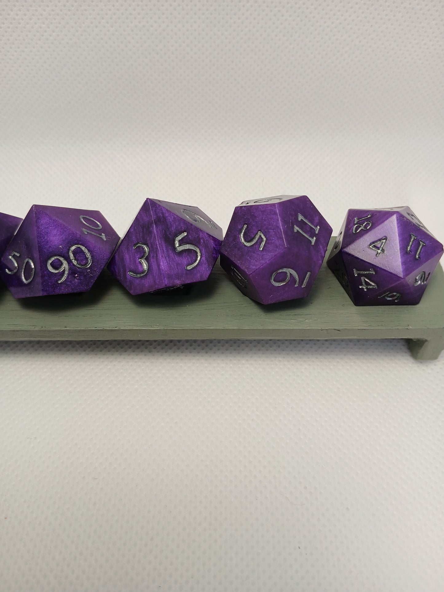 Dice set. Lila med silvriga siffror. Inkl death saving tärning.