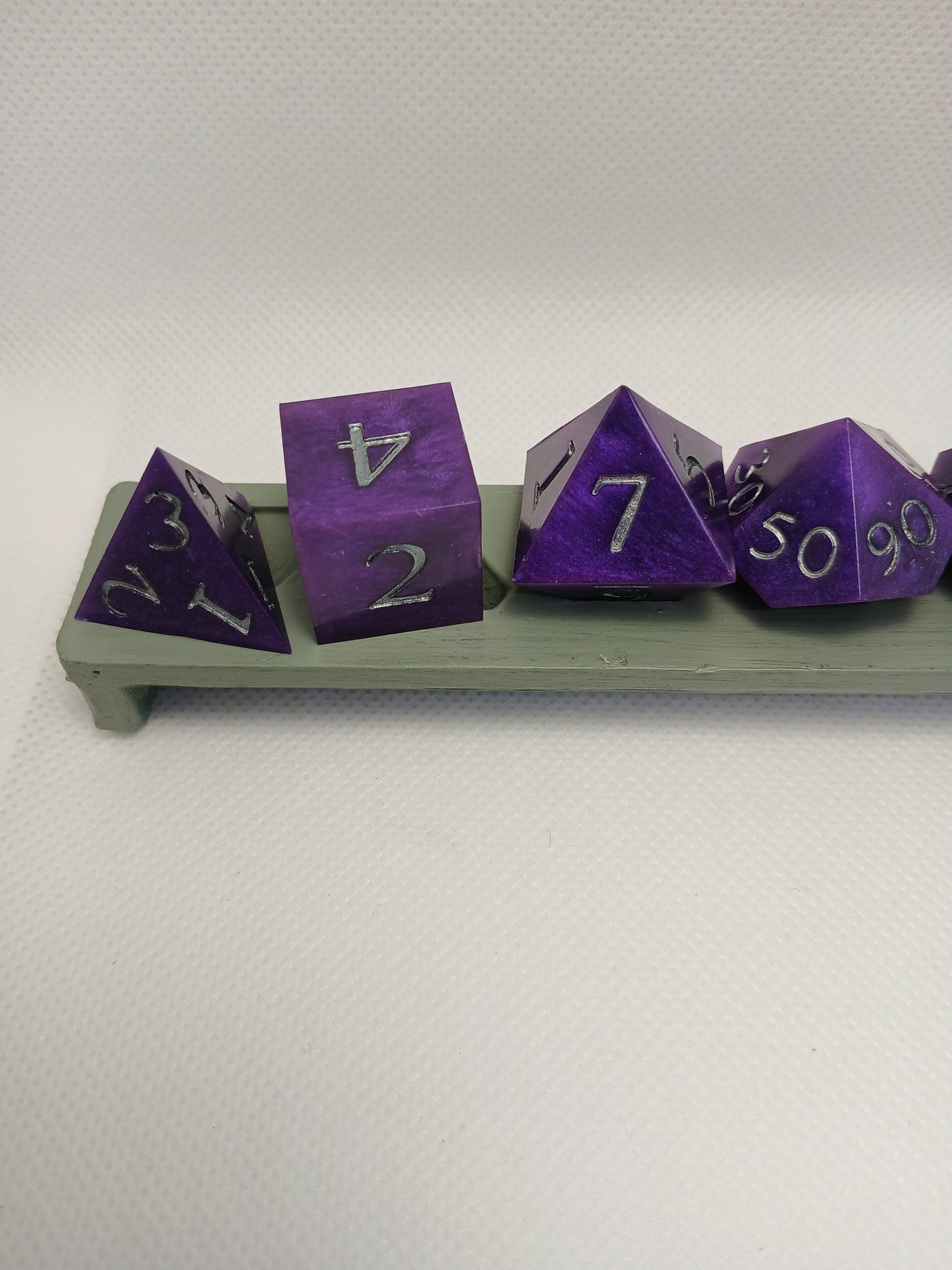 Dice set. Lila med silvriga siffror. Inkl death saving tärning.