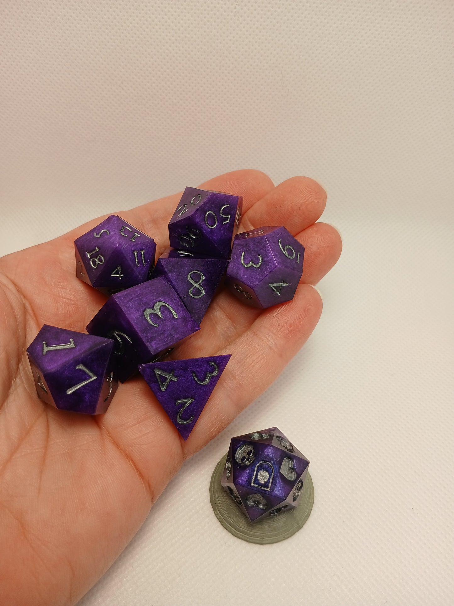 Dice set. Lila med silvriga siffror. Inkl death saving tärning.