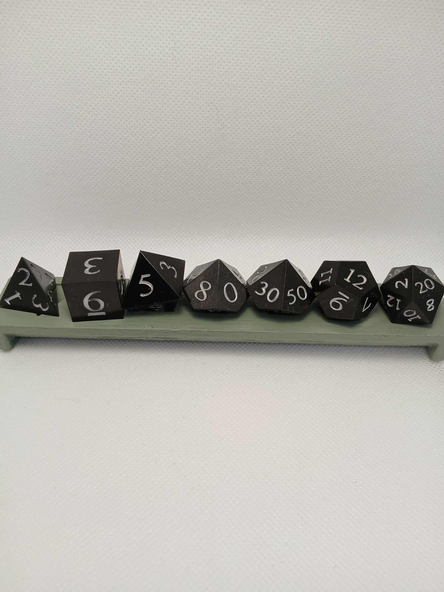 Dice set. Svart med silversiffror.