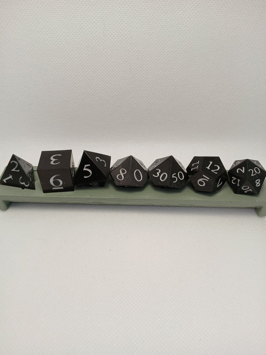 Dice set. Svart med silversiffror.