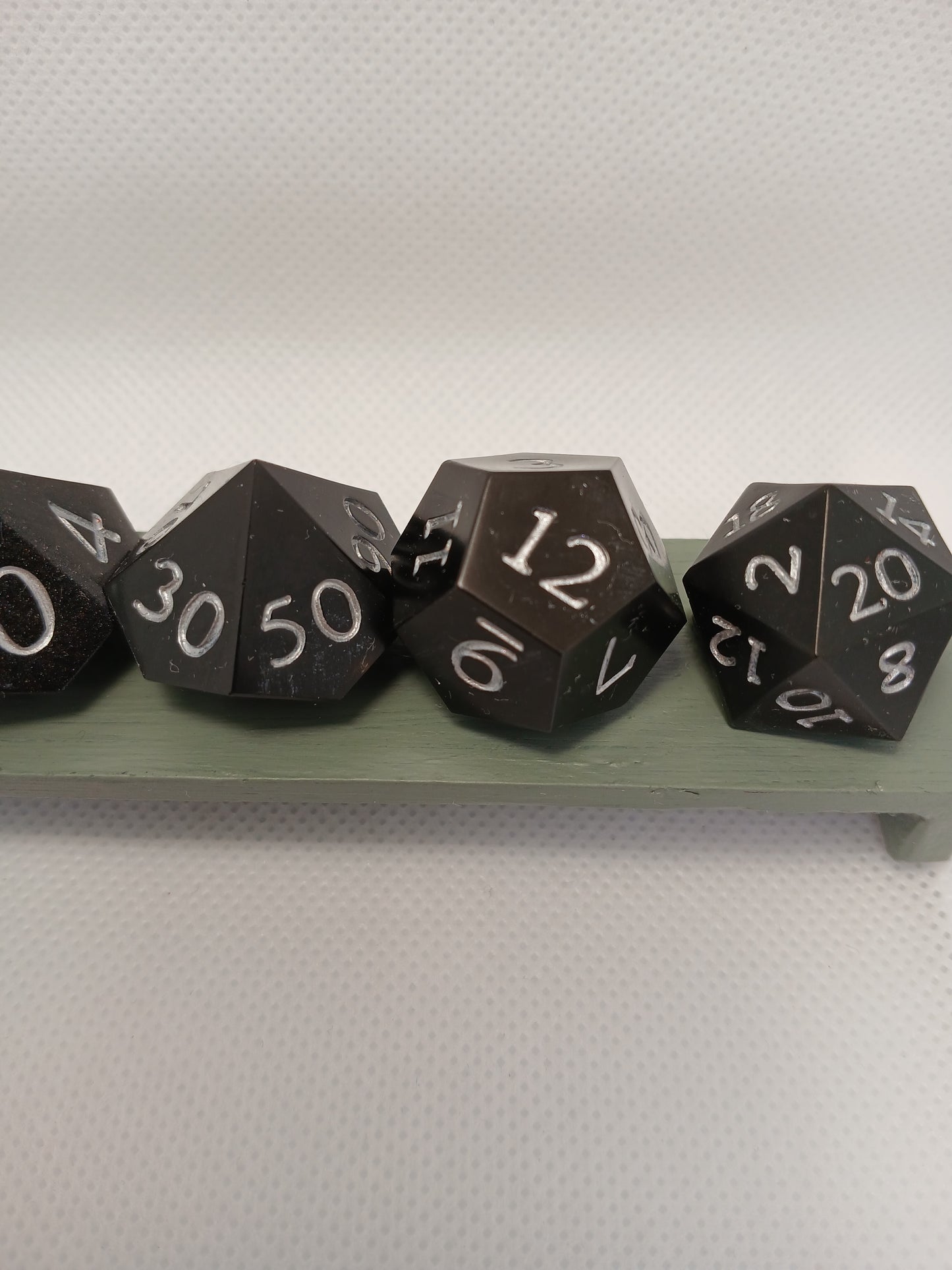 Dice set. Svart med silversiffror.