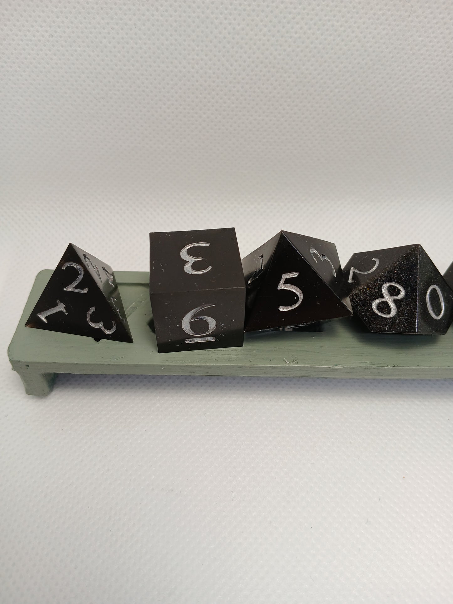 Dice set. Svart med silversiffror.