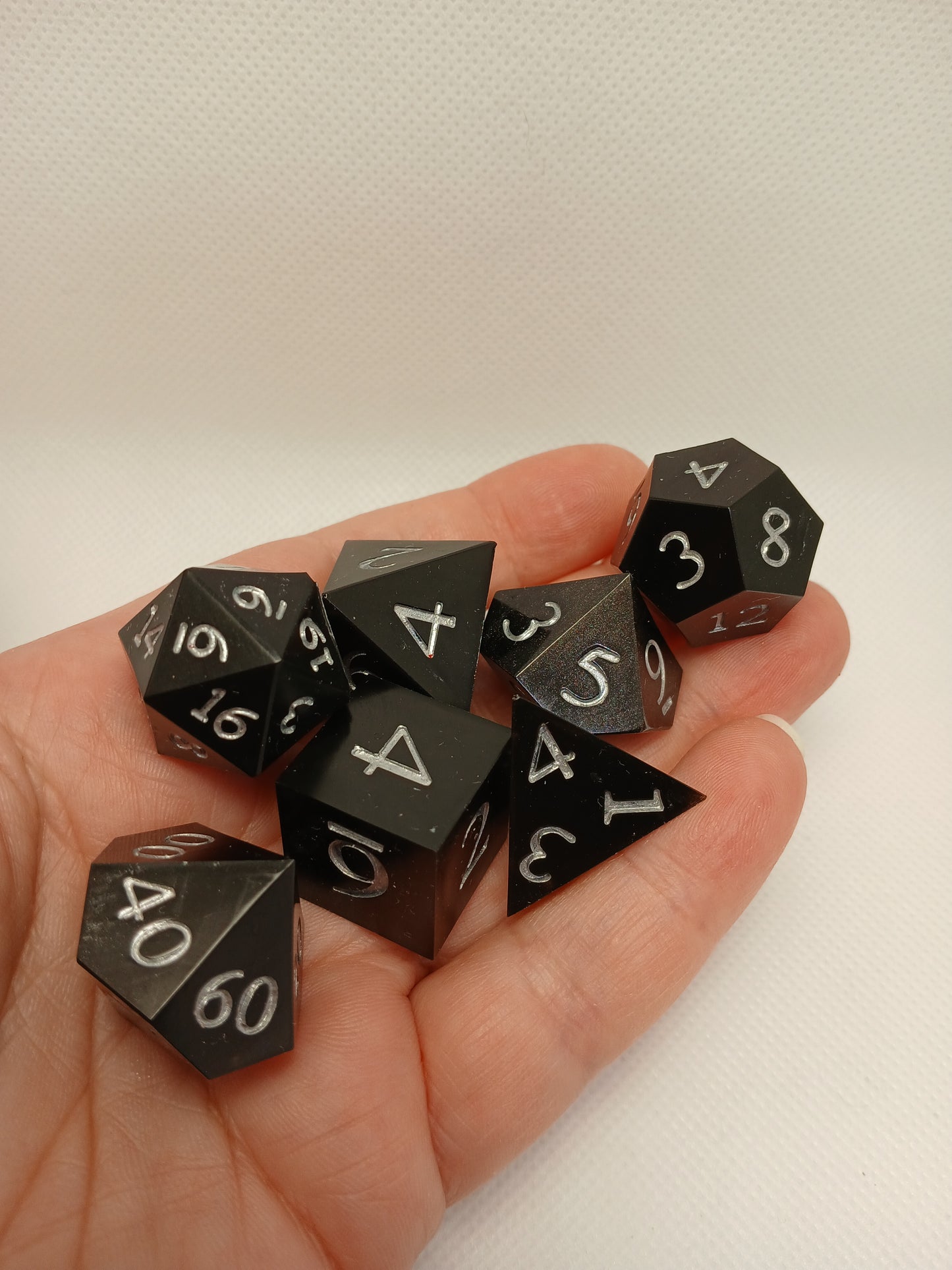 Dice set. Svart med silversiffror.