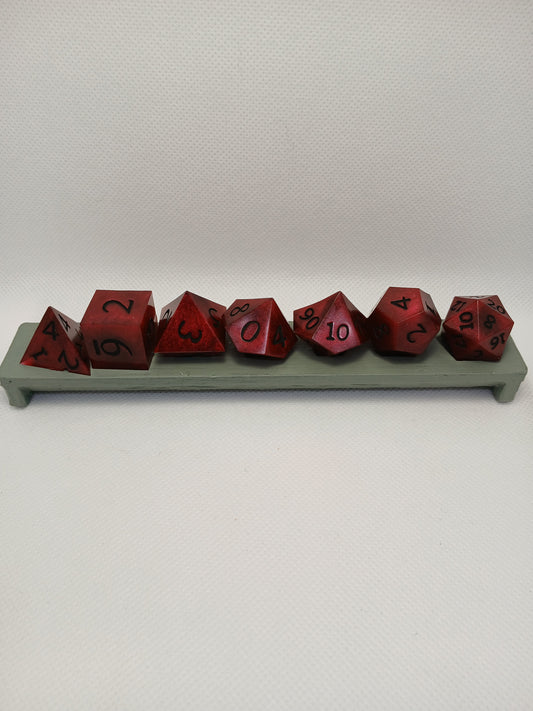 Dice set. Mörk röd med svart siffror.
