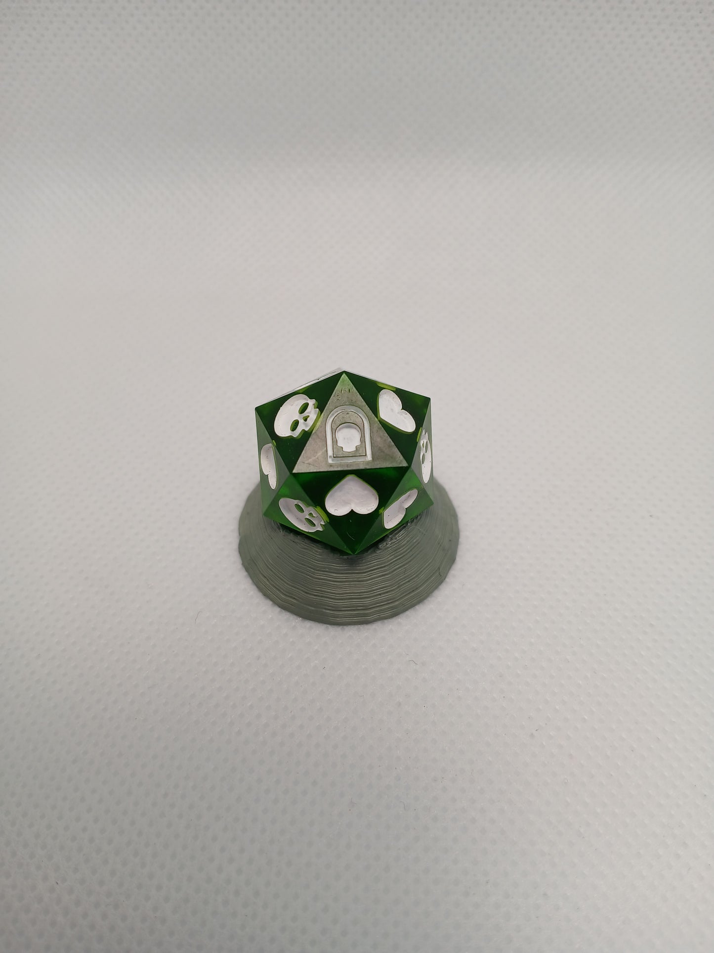Death saving Dice mörk grön med vita figurer.