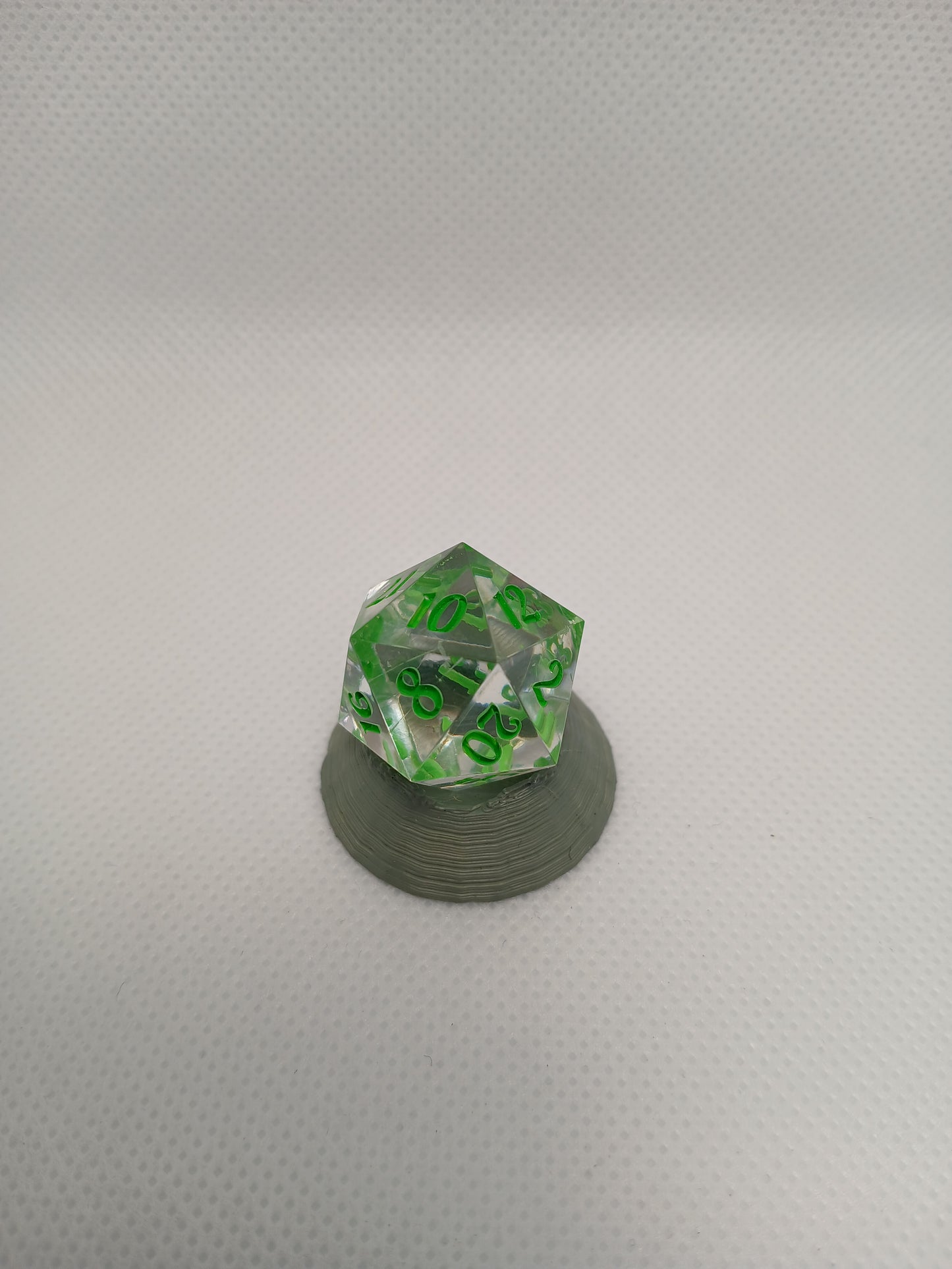 Dice D20 Genomskinliga med gröna siffror