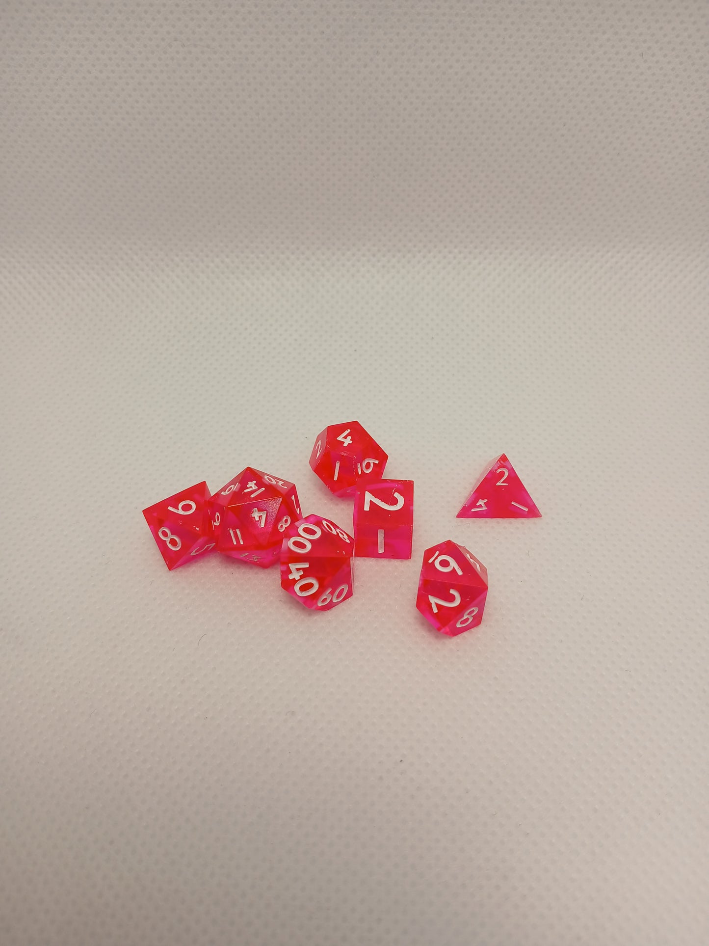 Dice set mini Rosa med vita siffror.