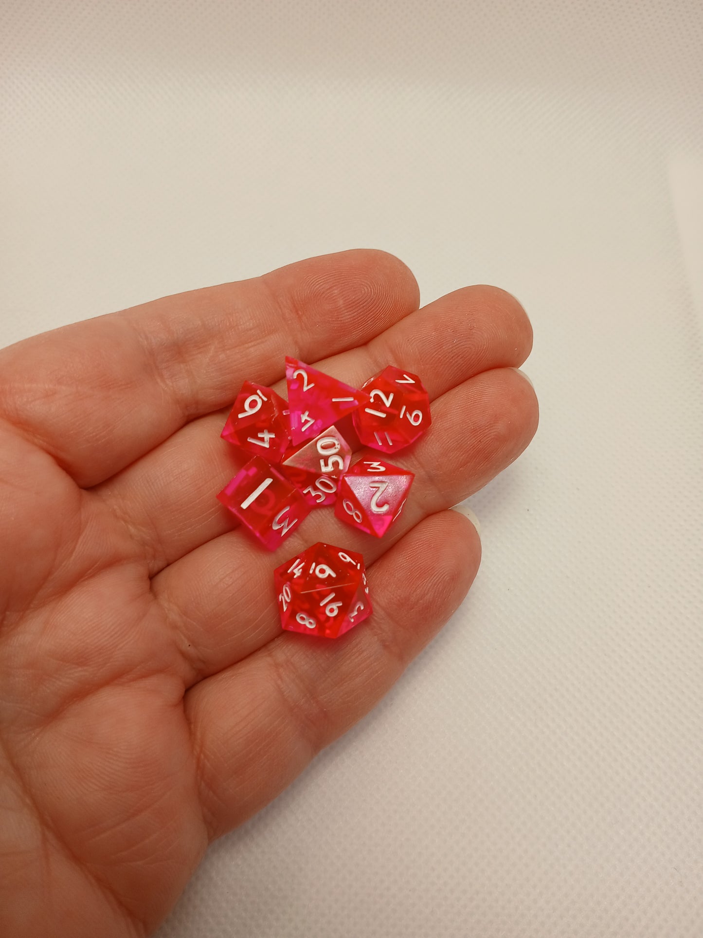 Dice set mini Rosa med vita siffror.