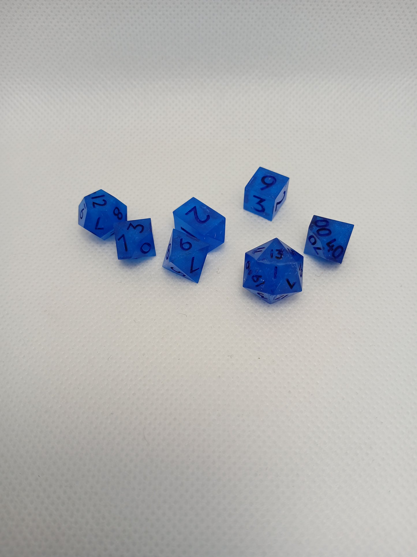 Dice set mini blå med mörkblå siffror.