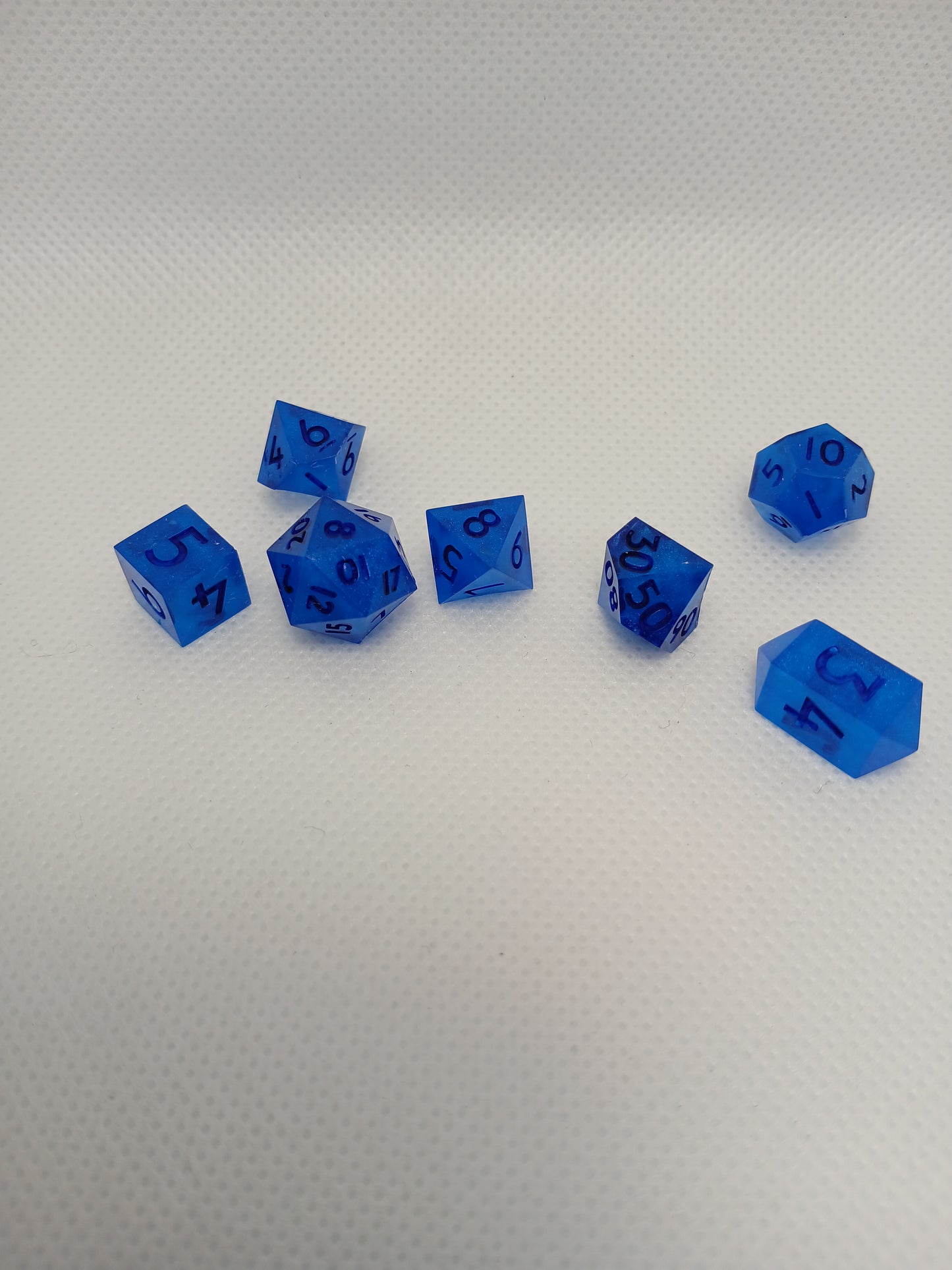 Dice set mini blå med mörkblå siffror.