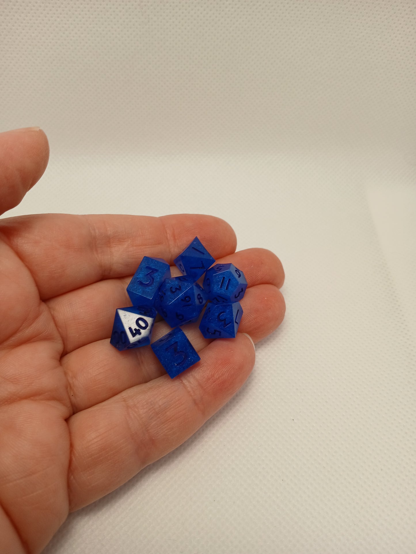 Dice set mini blå med mörkblå siffror.