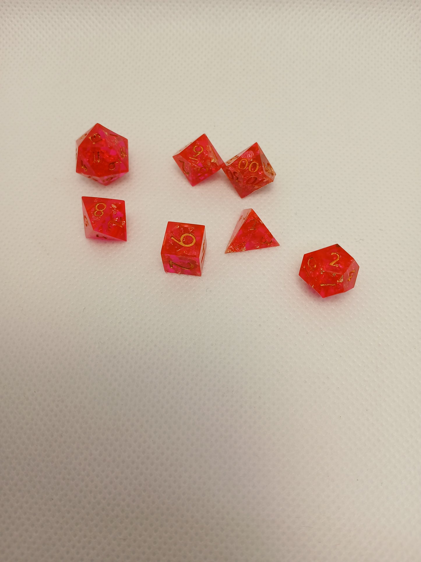 Dice set mini rosa med guldskimmer med guld siffror.