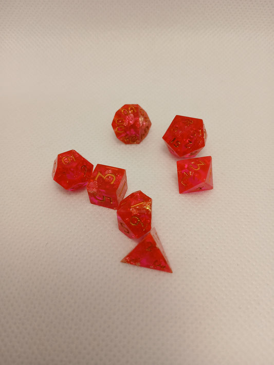 Dice set mini rosa med guldskimmer med guld siffror.