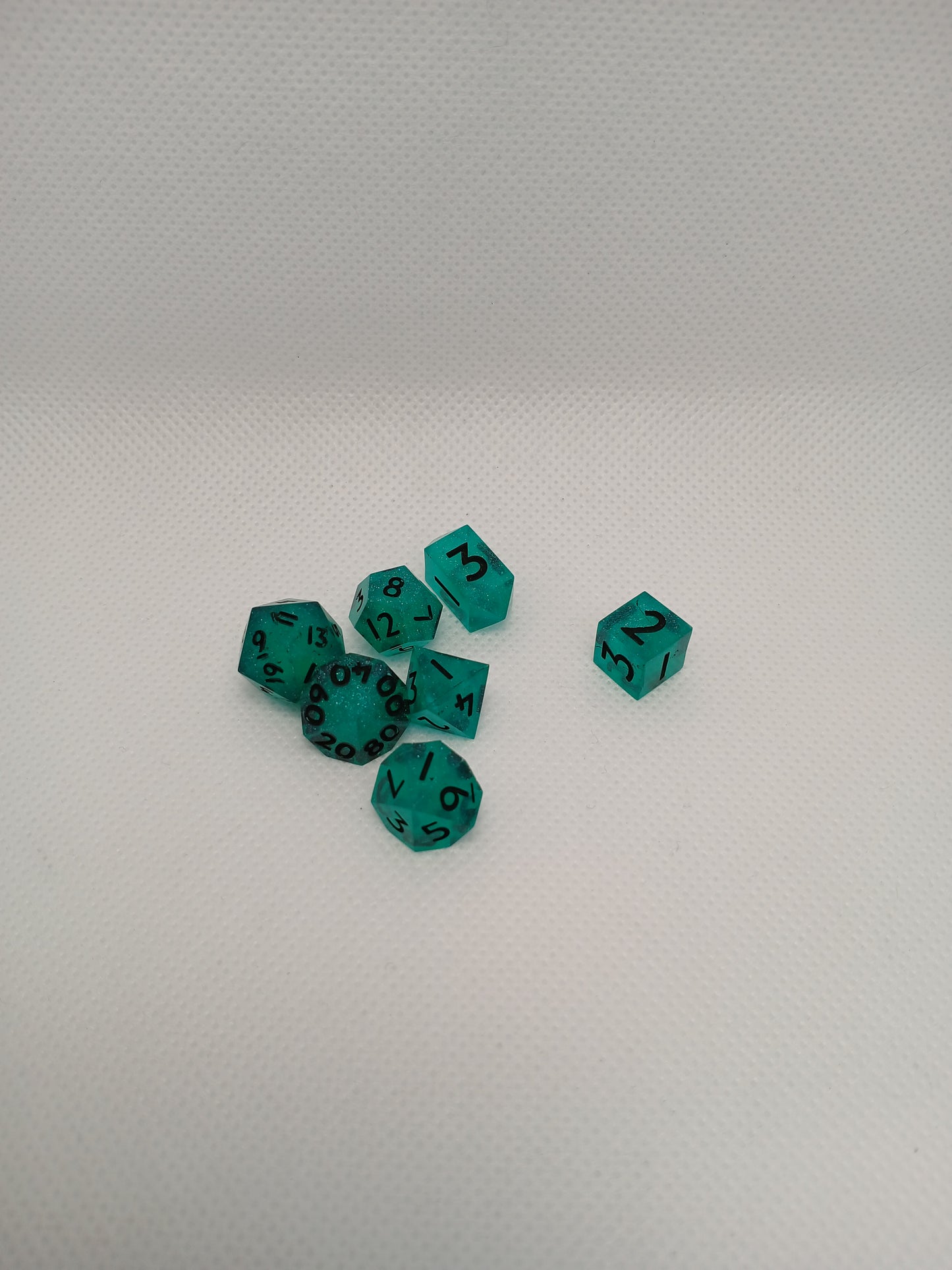 Dice set mini mörkgrön med svarta siffror