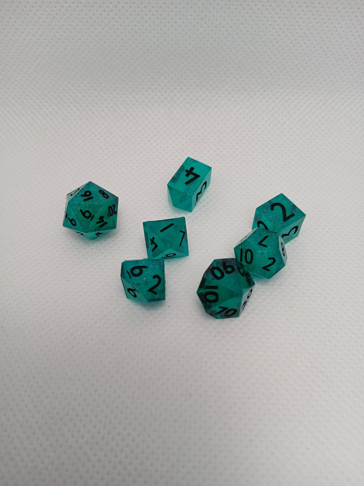Dice set mini mörkgrön med svarta siffror