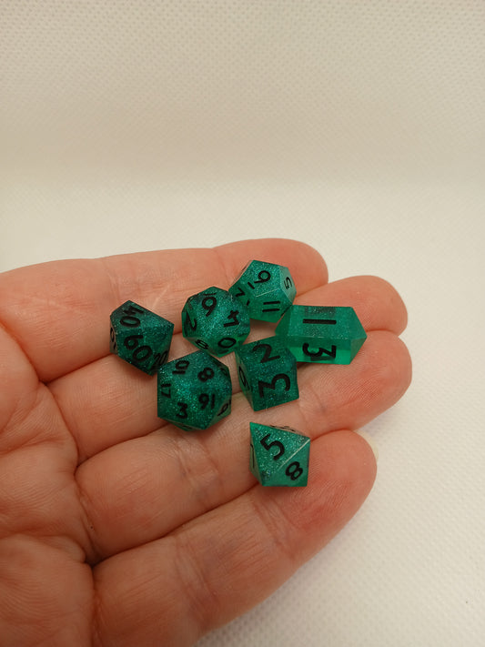 Dice set mini mörkgrön med svarta siffror